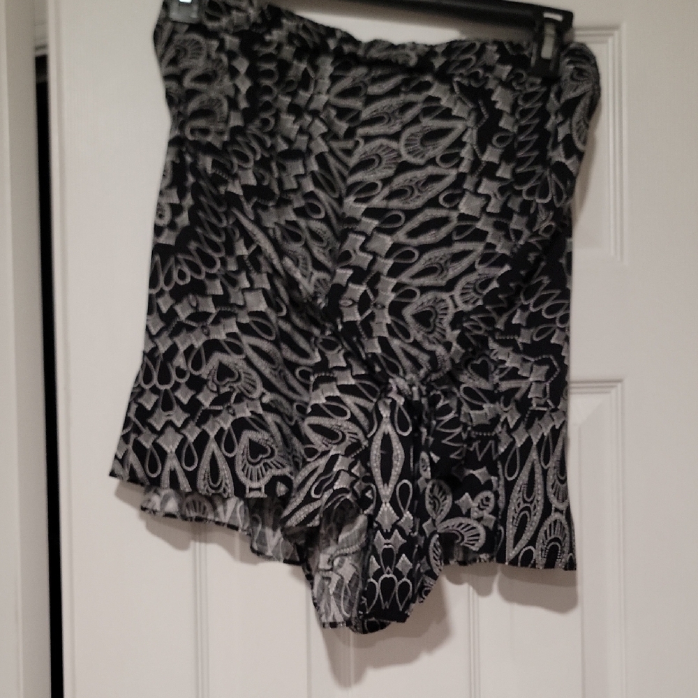 City Chic Black and White Patterned Women’s Shorts